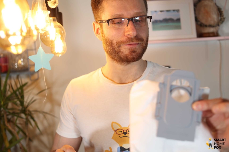 Виден одноразовый пылесборник станции самоочистки Roborock S8+.